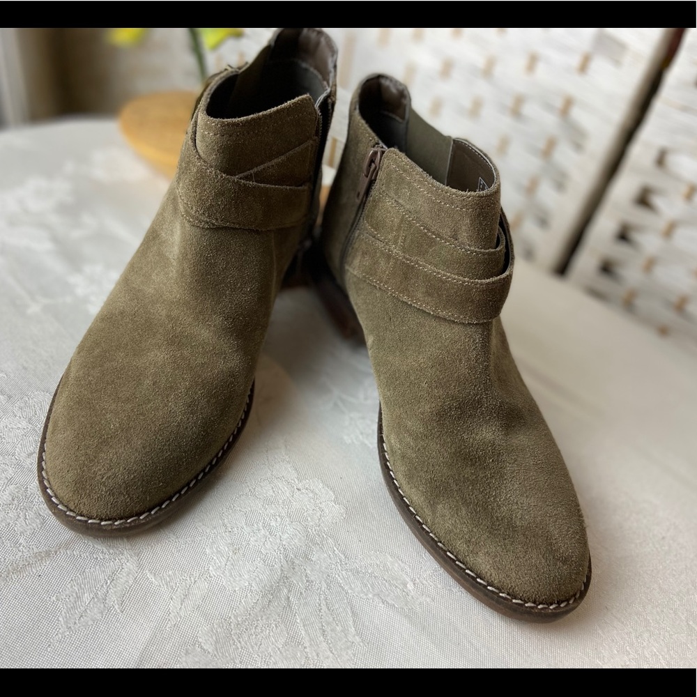 Clarks Booties 6.5 NWT - Picture 2 of 7